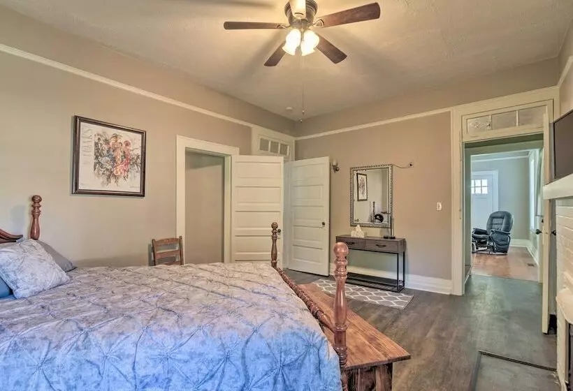 Glasgow Home W/ Porch: Close To Lake & Caves!