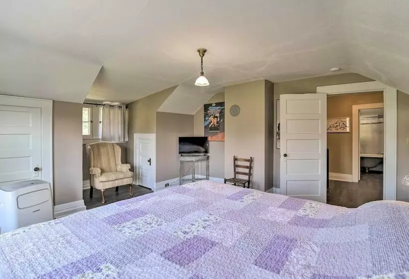 Glasgow Home W/ Porch: Close To Lake & Caves!