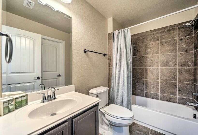 Gorgeous Family Home W/ Yard Near Seaworld!