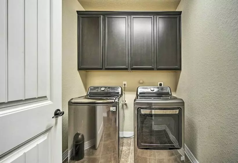 Gorgeous Family Home W/ Yard Near Seaworld!