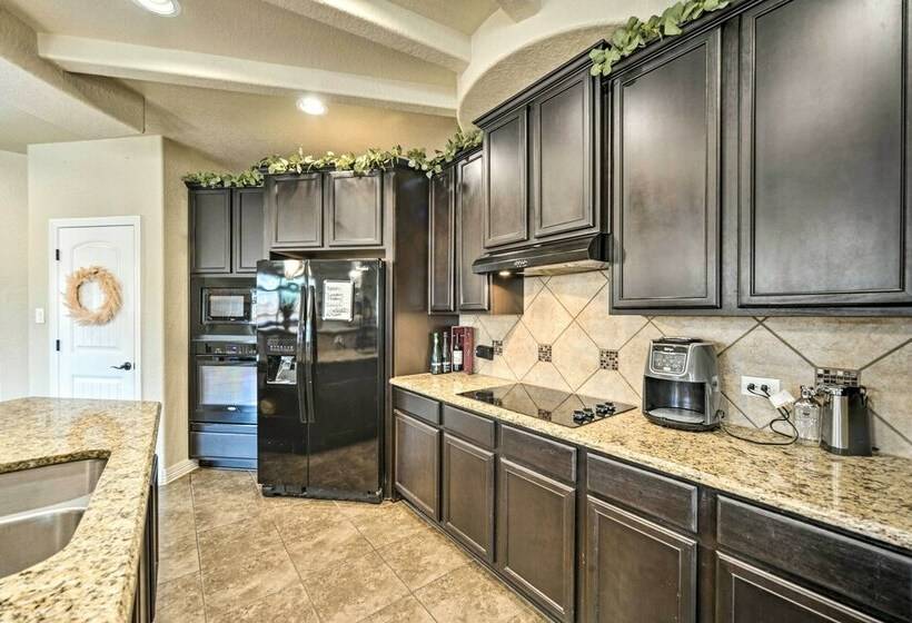 Gorgeous Family Home W/ Yard Near Seaworld!