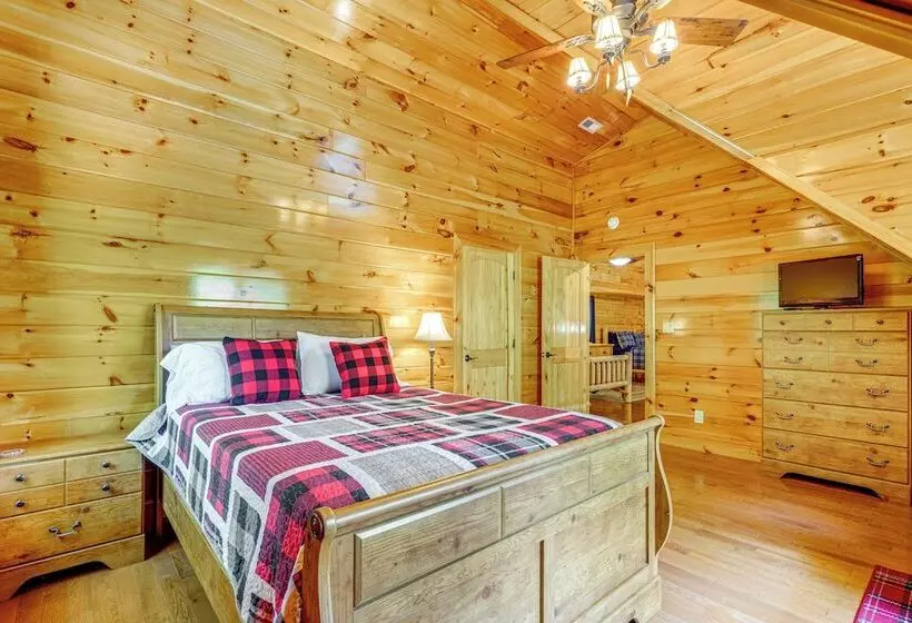 Hike, Fish & Golf: Burnsville Retreat W/ Deck!