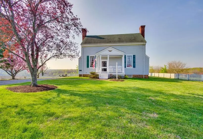 Idyllic Appomattox Home W/ Porch & Rocking Chairs!