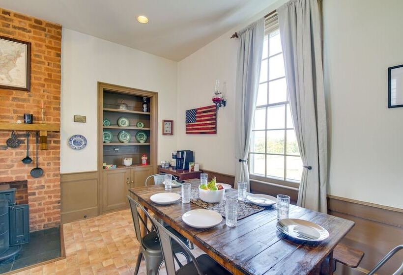 Idyllic Appomattox Home W/ Porch & Rocking Chairs!