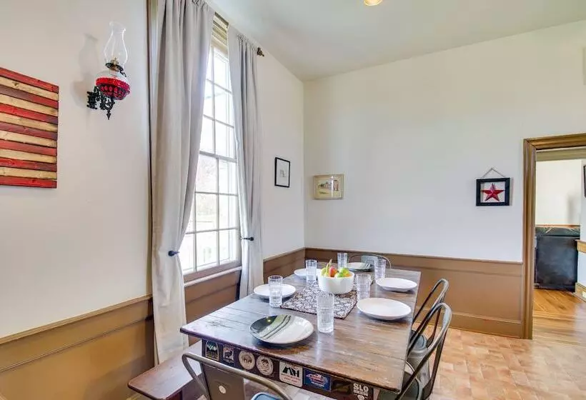 Idyllic Appomattox Home W/ Porch & Rocking Chairs!