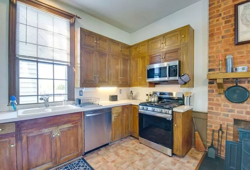 Idyllic Appomattox Home W/ Porch & Rocking Chairs!