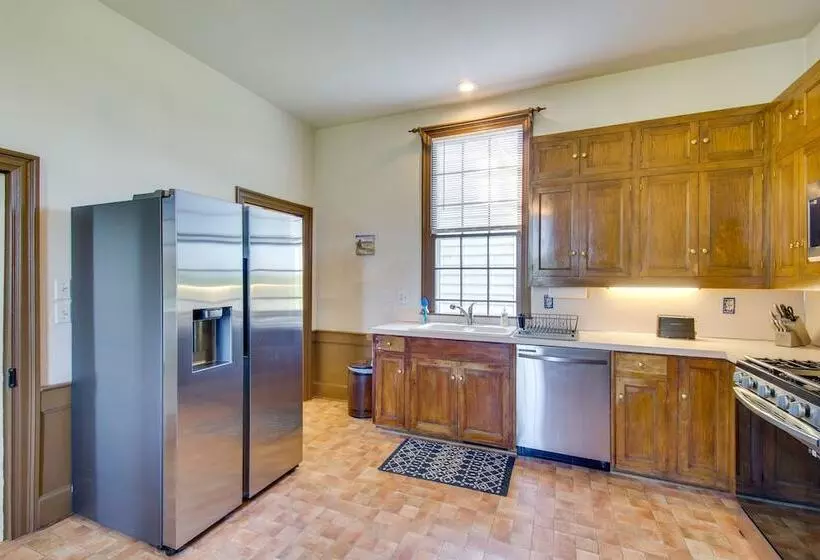 Idyllic Appomattox Home W/ Porch & Rocking Chairs!