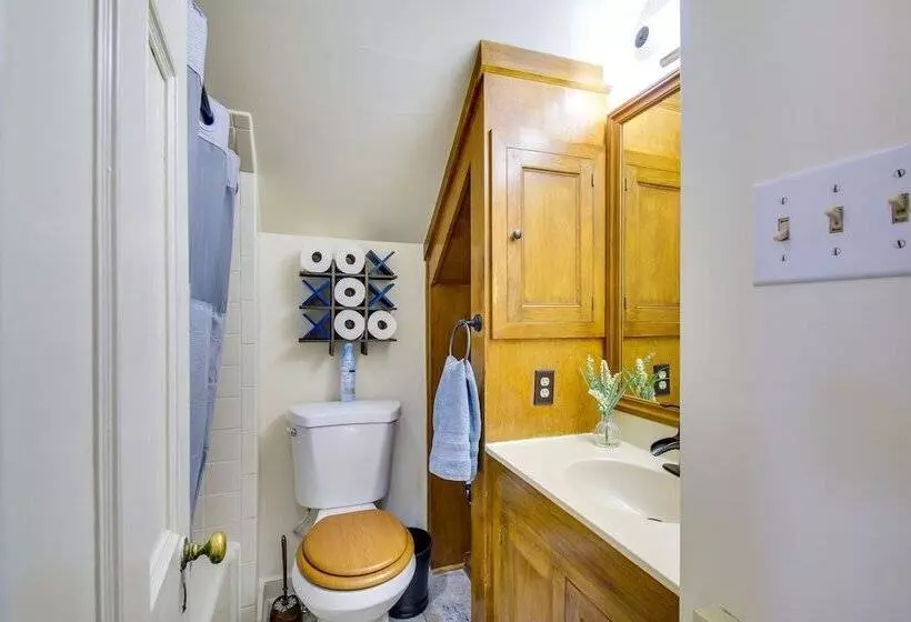 Idyllic Appomattox Home W/ Porch & Rocking Chairs!