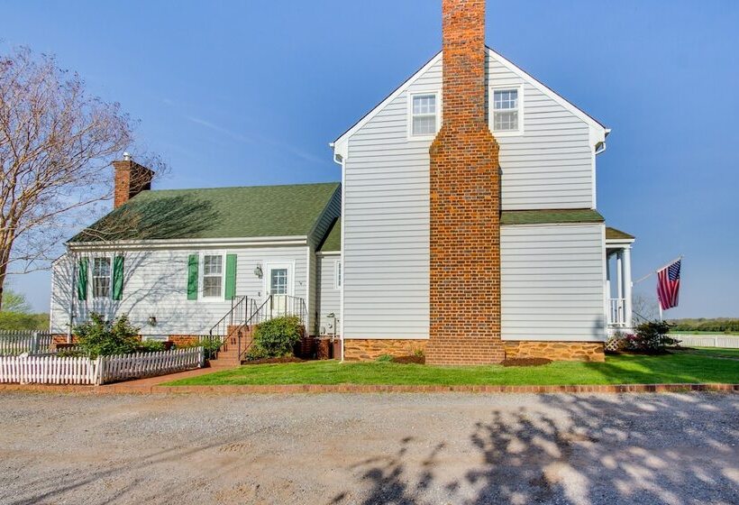 Idyllic Appomattox Home W/ Porch & Rocking Chairs!