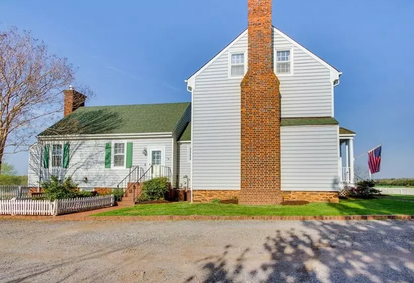 Idyllic Appomattox Home W/ Porch & Rocking Chairs!
