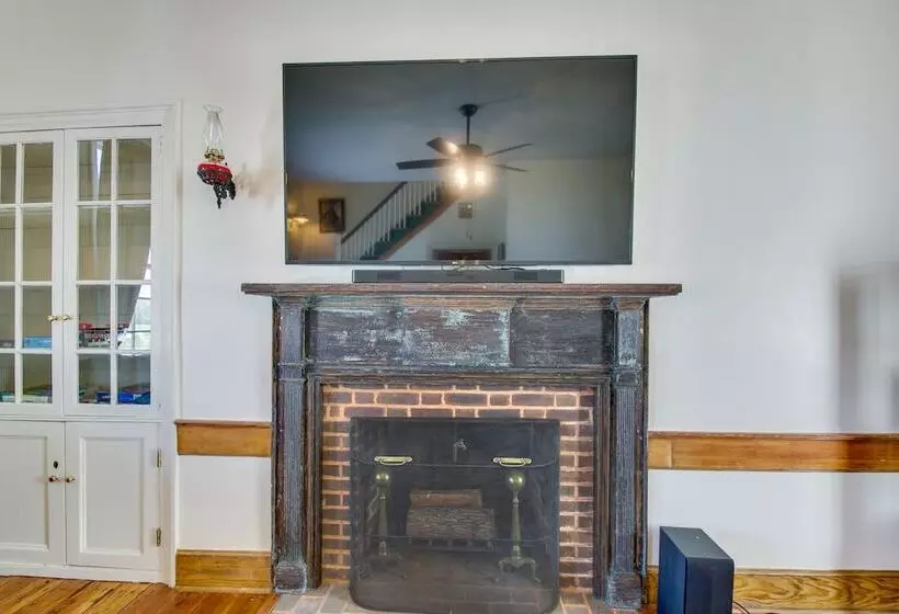 Idyllic Appomattox Home W/ Porch & Rocking Chairs!