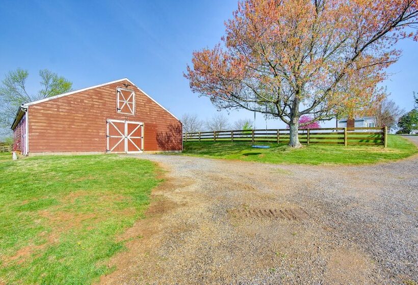 Idyllic Appomattox Home W/ Porch & Rocking Chairs!