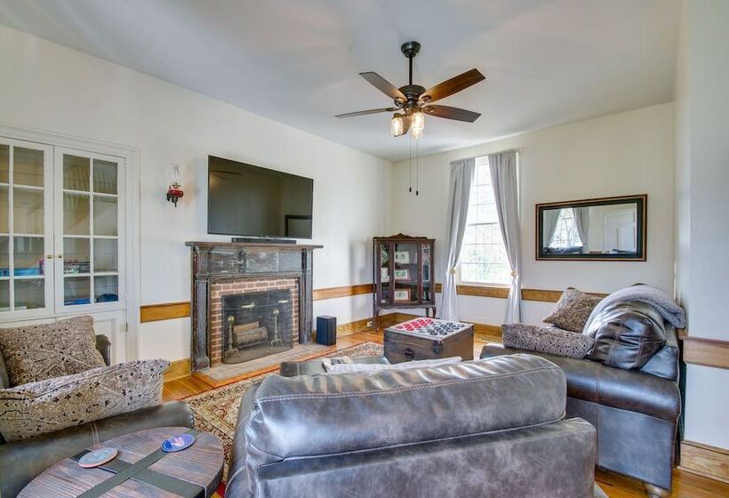 Idyllic Appomattox Home W/ Porch & Rocking Chairs!