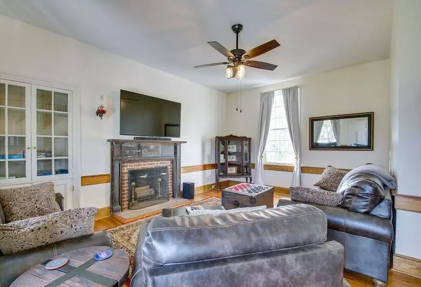 Idyllic Appomattox Home W/ Porch & Rocking Chairs!