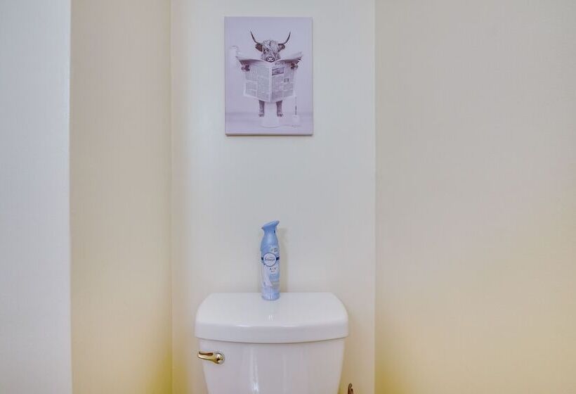 Idyllic Appomattox Home W/ Porch & Rocking Chairs!