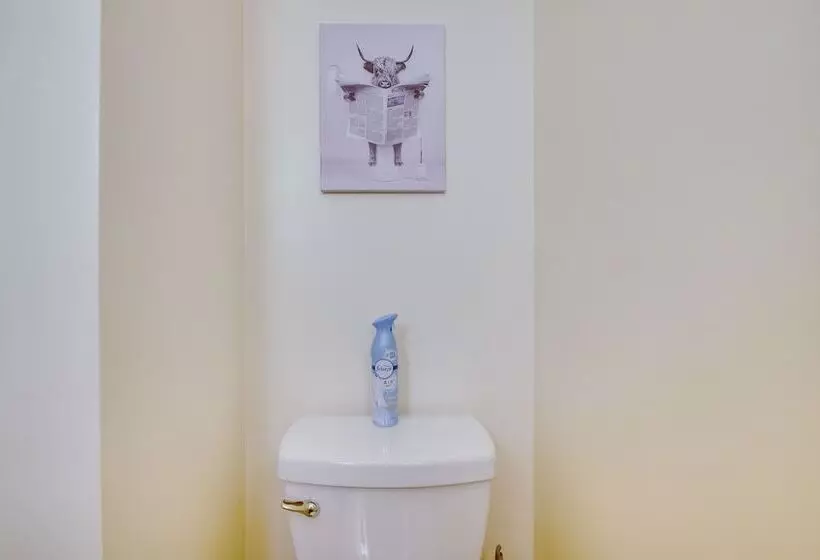 Idyllic Appomattox Home W/ Porch & Rocking Chairs!