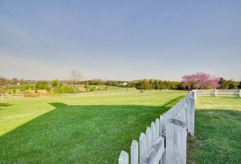 Idyllic Appomattox Home W/ Porch & Rocking Chairs!