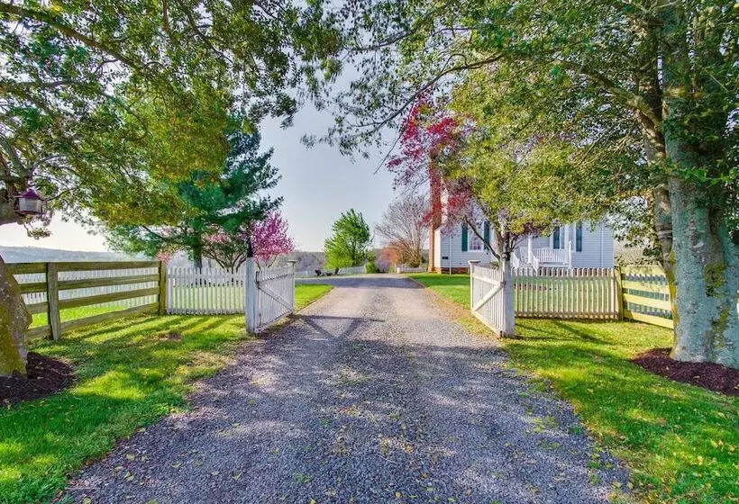Idyllic Appomattox Home W/ Porch & Rocking Chairs!
