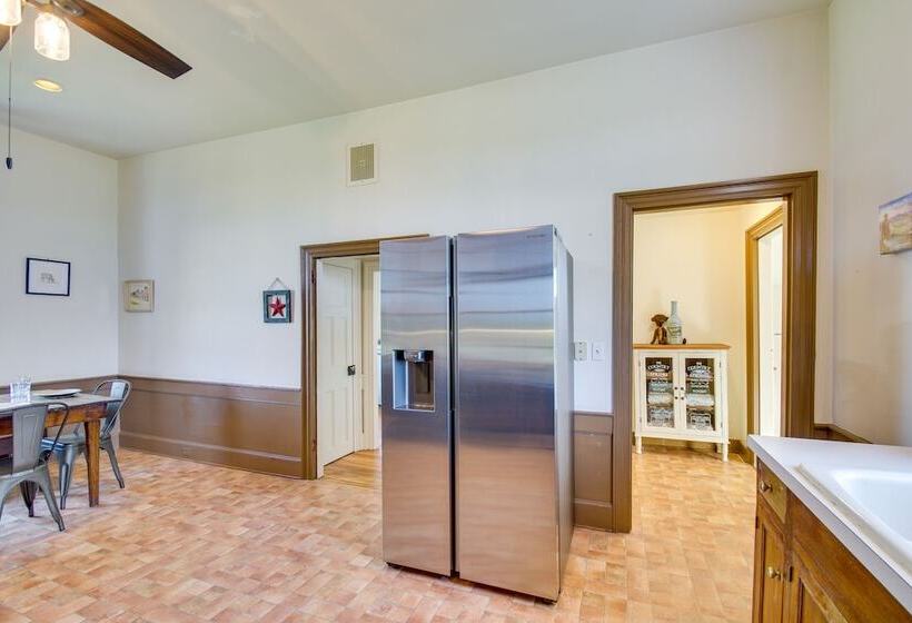 Idyllic Appomattox Home W/ Porch & Rocking Chairs!