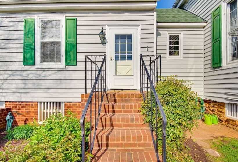 Idyllic Appomattox Home W/ Porch & Rocking Chairs!