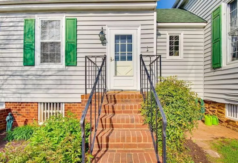 Idyllic Appomattox Home W/ Porch & Rocking Chairs!