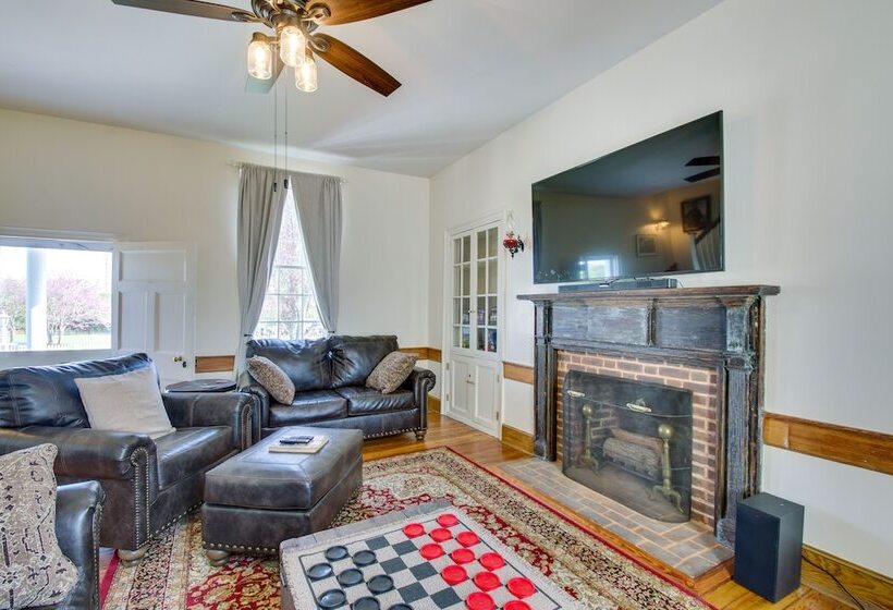 Idyllic Appomattox Home W/ Porch & Rocking Chairs!