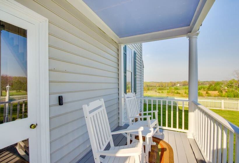 Idyllic Appomattox Home W/ Porch & Rocking Chairs!