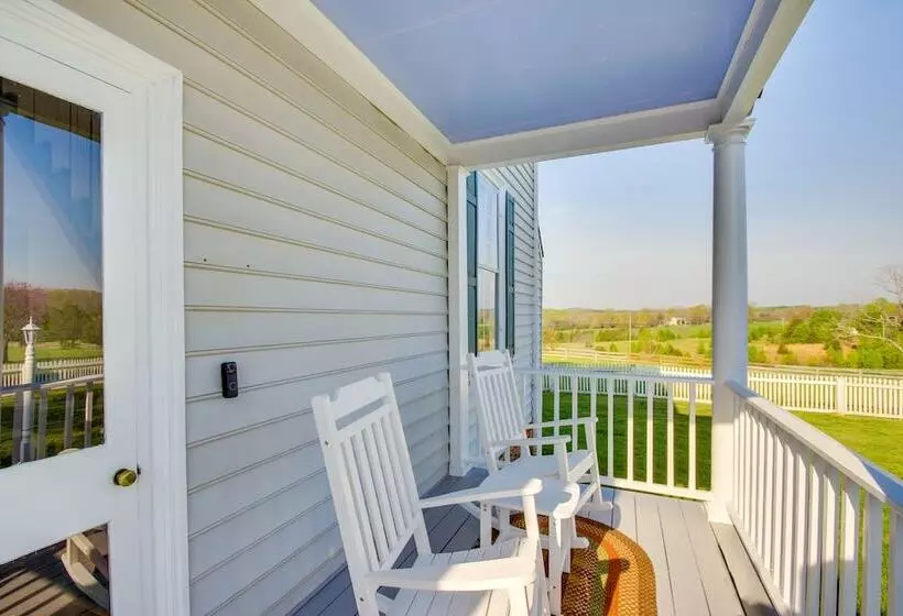 Idyllic Appomattox Home W/ Porch & Rocking Chairs!