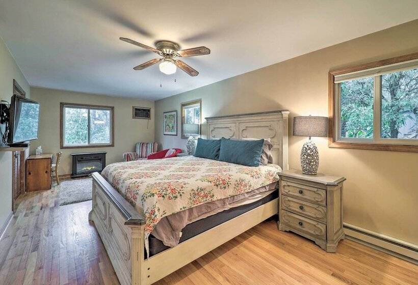 Pool & Lake Access: Idyllic Cottage In Newland