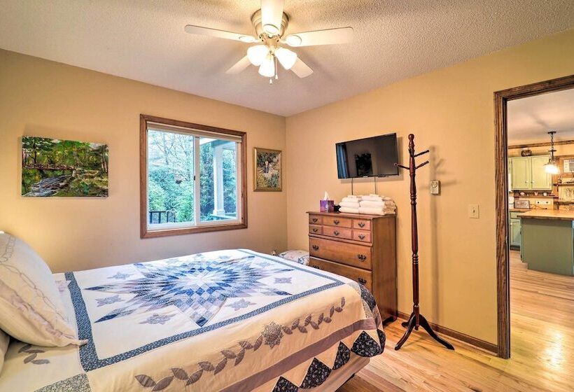 Pool & Lake Access: Idyllic Cottage In Newland