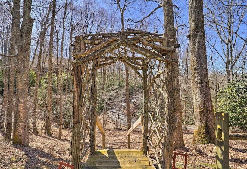 Pool & Lake Access: Idyllic Cottage In Newland