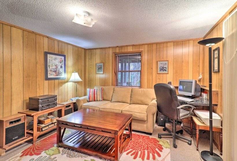 Pool & Lake Access: Idyllic Cottage In Newland