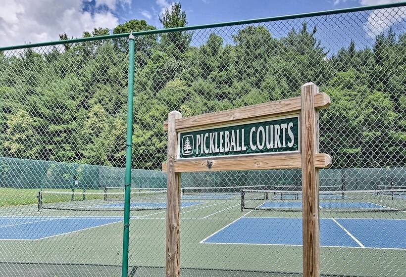 Pool & Lake Access: Idyllic Cottage In Newland