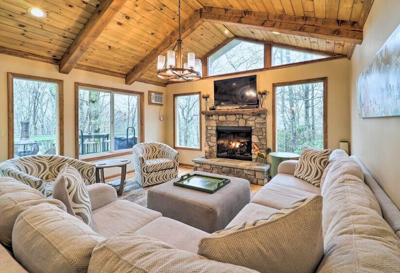 Pool & Lake Access: Idyllic Cottage In Newland