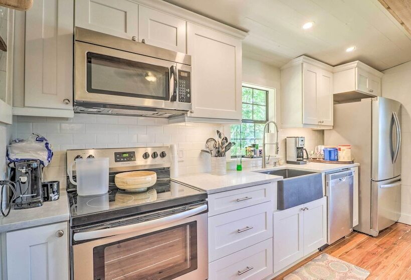 Lake Martin Cabin W/ Luxury Dock & Kayaks!