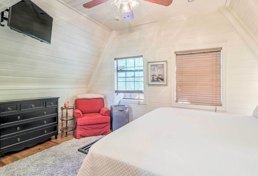 Lake Martin Cabin W/ Luxury Dock & Kayaks!