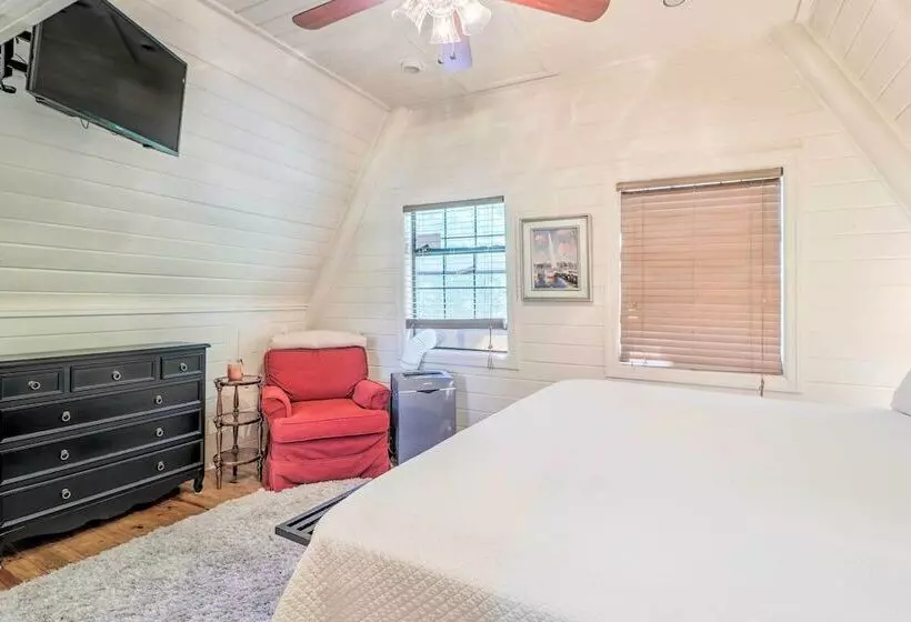 Lake Martin Cabin W/ Luxury Dock & Kayaks!