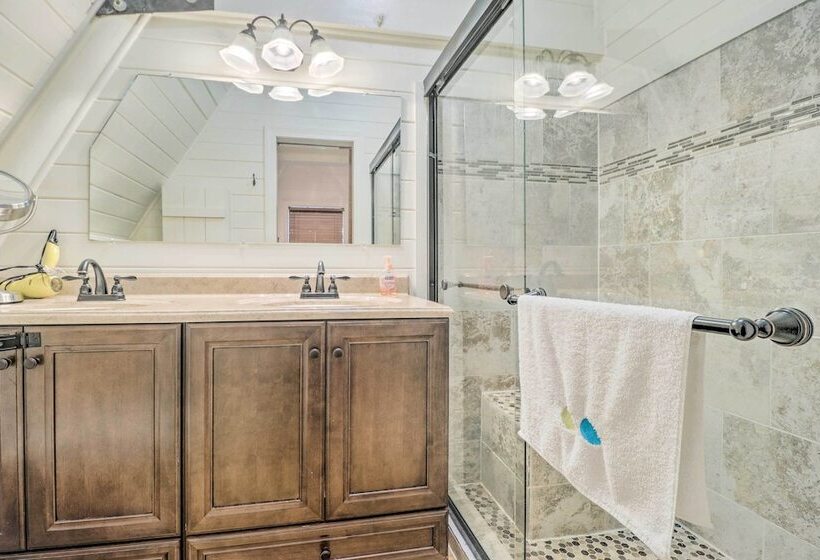 Lake Martin Cabin W/ Luxury Dock & Kayaks!