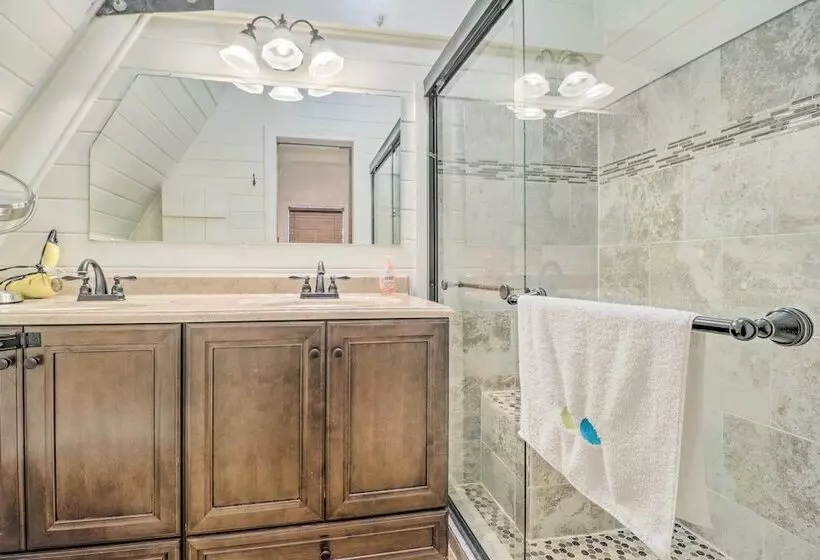 Lake Martin Cabin W/ Luxury Dock & Kayaks!