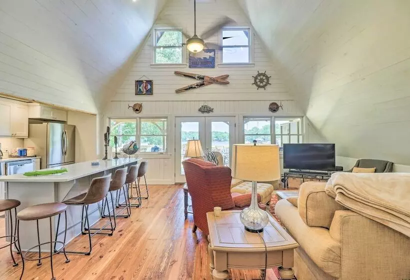 Lake Martin Cabin W/ Luxury Dock & Kayaks!