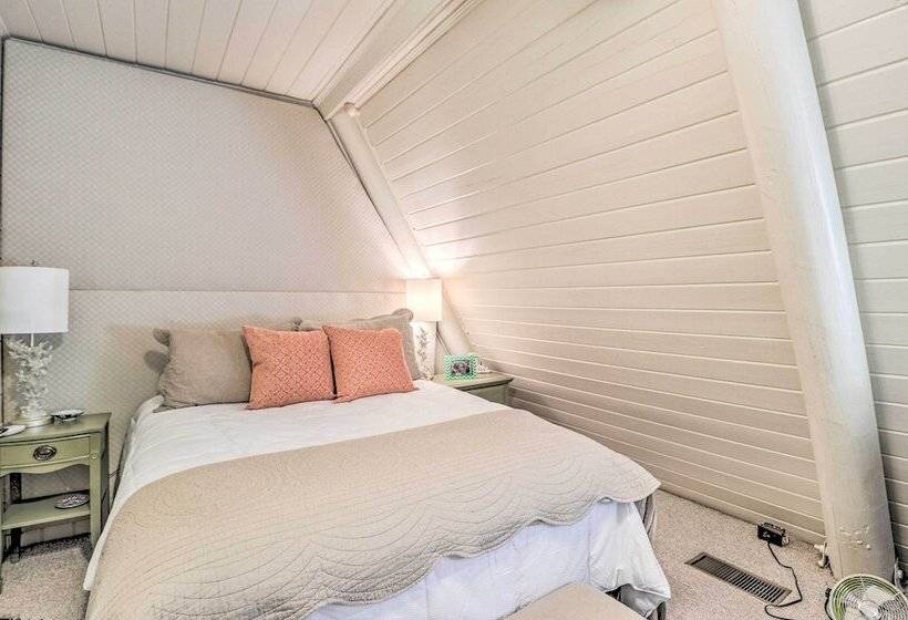 Lake Martin Cabin W/ Luxury Dock & Kayaks!