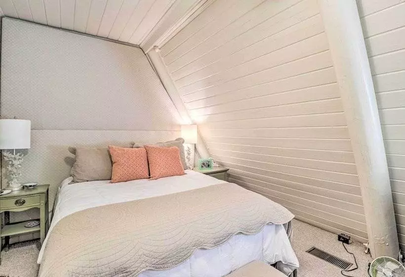 Lake Martin Cabin W/ Luxury Dock & Kayaks!