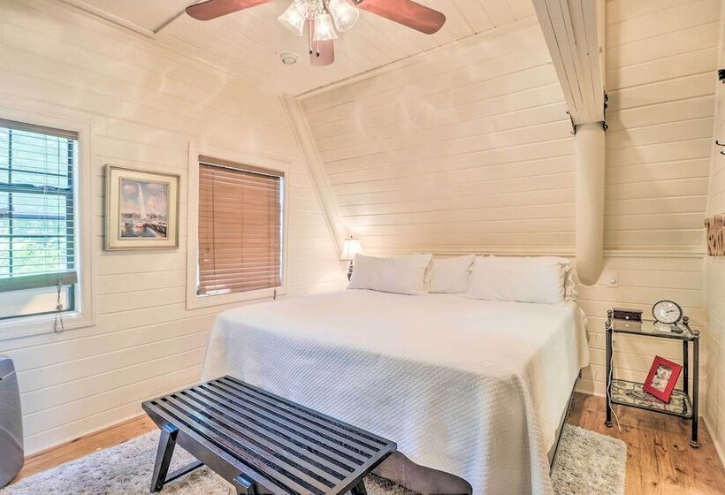 Lake Martin Cabin W/ Luxury Dock & Kayaks!