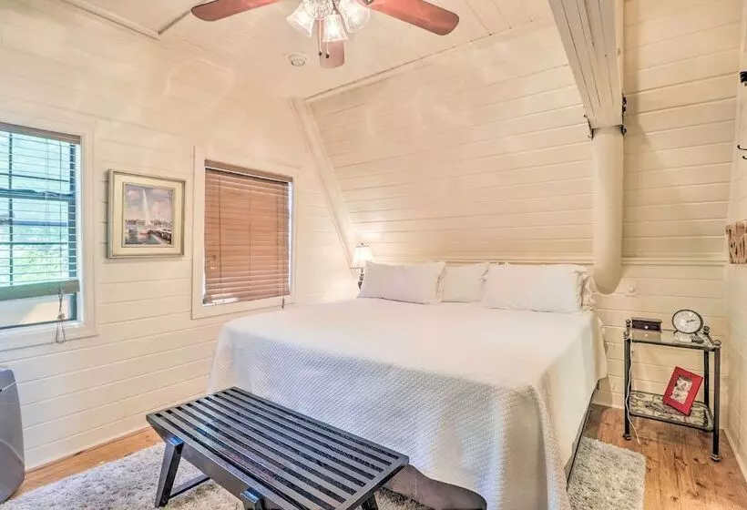 Lake Martin Cabin W/ Luxury Dock & Kayaks!