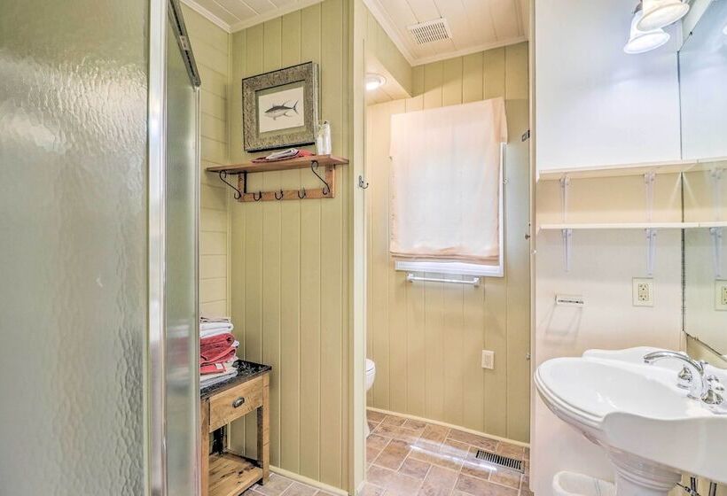 Lake Martin Cabin W/ Luxury Dock & Kayaks!