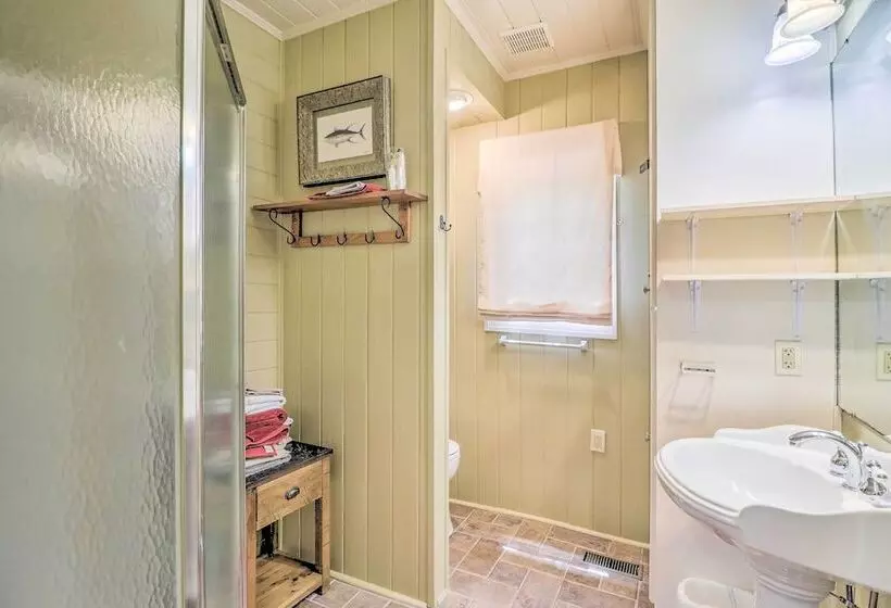 Lake Martin Cabin W/ Luxury Dock & Kayaks!