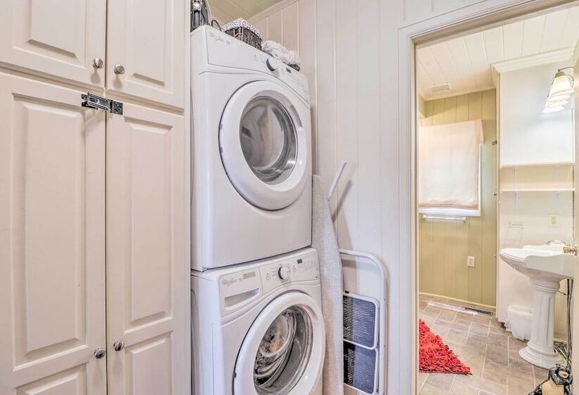 Lake Martin Cabin W/ Luxury Dock & Kayaks!