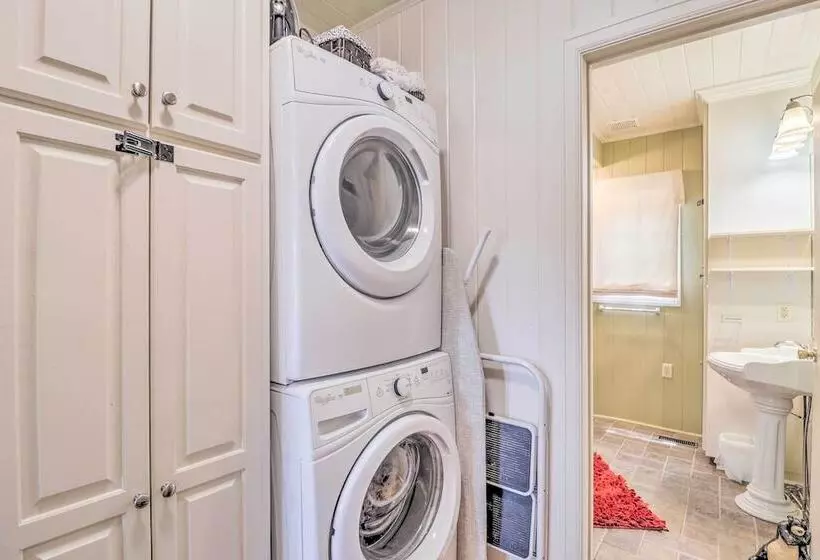 Lake Martin Cabin W/ Luxury Dock & Kayaks!