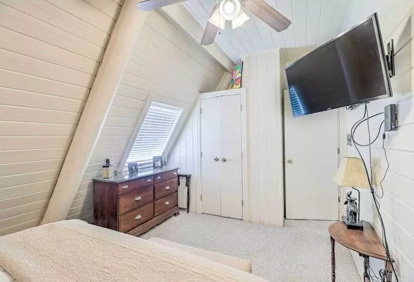 Lake Martin Cabin W/ Luxury Dock & Kayaks!