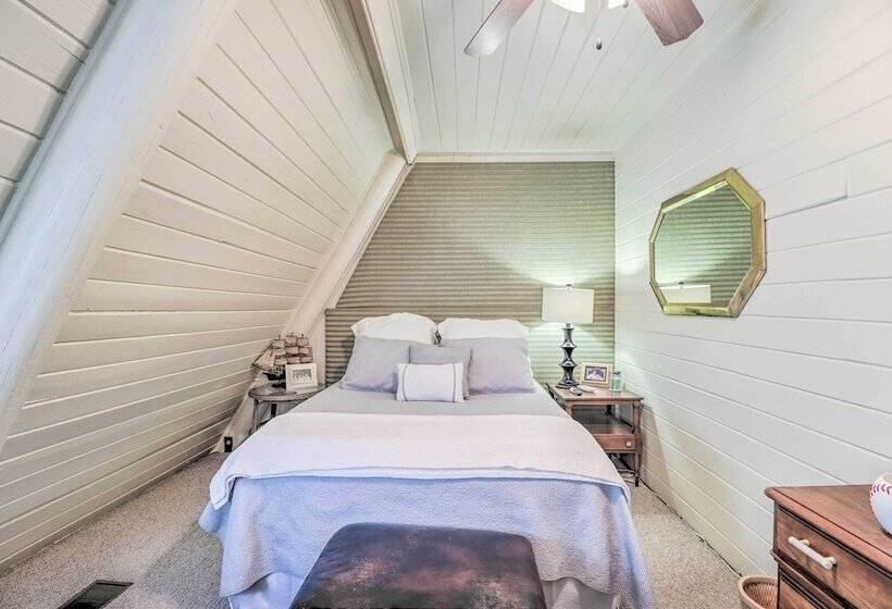 Lake Martin Cabin W/ Luxury Dock & Kayaks!